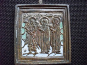 Плашечка Архангел Михаил ?, Зосима и Соватий. Эмаль 3 цвета.