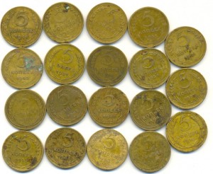 Пятаки разные.