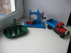 Игрушки:Швейная машинка,колонка,грузовик