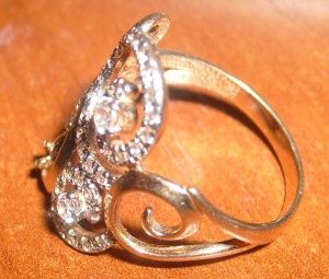 Красивый женский перстень с фионитами. 585 проба