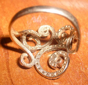 Красивый женский перстень с фионитами. 585 проба