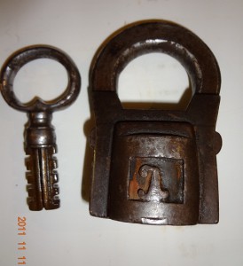 Замок  навесной 1881 года.