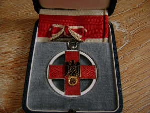 Медаль Красного креста в коробке, с лентами.