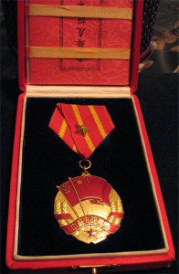 Китайская медаль в футляре с доком