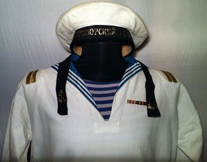 Белая фланелевая рубаха с гюйсом и бескозыркой.