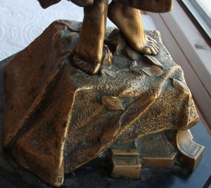 Бронзовая фигура,красивая.