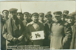 Подскажите кто на фото с Ворошиловым.