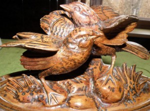 Старинная,овальная,резная,деревянная шкатулка с птицами