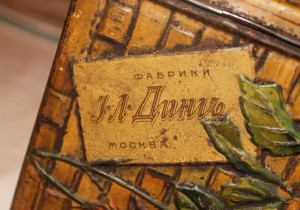 Коробка из-под конфет или чая начала 19го века.