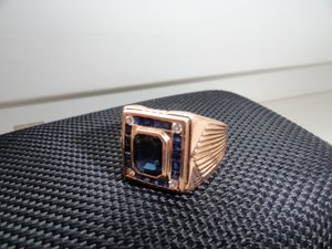 Перстень мужской , сапфиры , брюллы