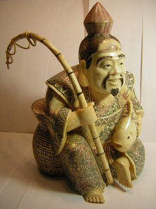 Cтатуэтка (окимоно) из кости_____  "Рыбак"