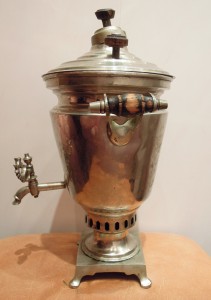 Самовар - эгоист, рюмка.