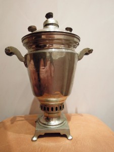 Самовар - эгоист, рюмка.