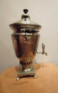 Самовар - эгоист, рюмка.