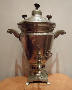 Самовар - эгоист, рюмка.