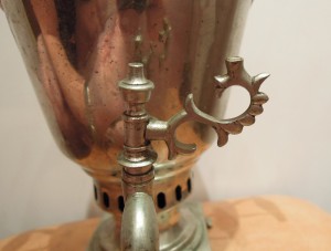 Самовар - эгоист, рюмка.