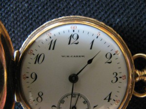 Золотые женские часы на цепочке.