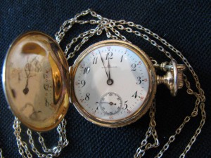 Золотые женские часы на цепочке.