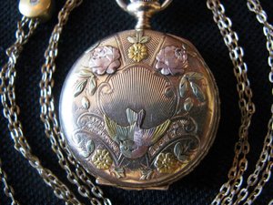 Золотые женские часы на цепочке.