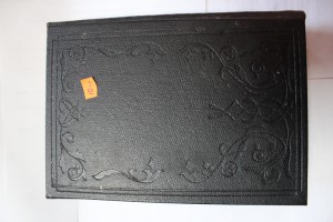 продам книгу Чеканка на обложке
