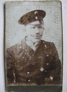 Фото чиновника с усами:))) и с медалью.