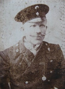 Фото чиновника с усами:))) и с медалью.