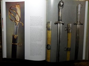 Книги и альбомы по холодному и огнестрельному оружию.