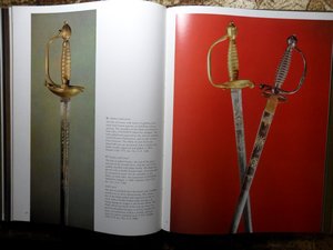 Книги и альбомы по холодному и огнестрельному оружию.