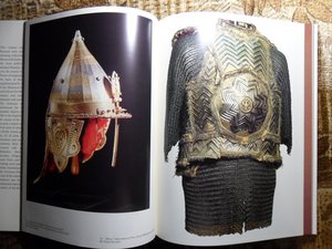 Книги и альбомы по холодному и огнестрельному оружию.