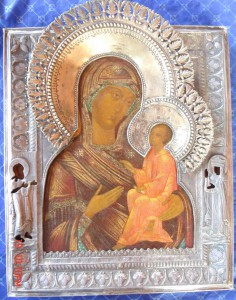 Икона Богородицы Тихвинская. Оклад серебро. Аналой.