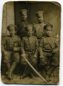 По моему ПЯТЬ казаков. Георгиевский кавалер.