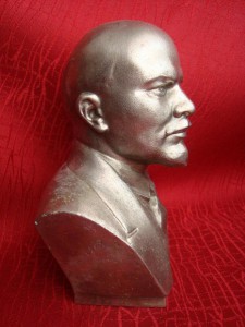 Бюст вождя мирового пролетариата Ульянова-Ленина