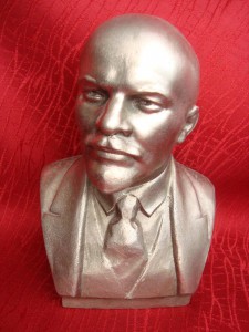 Бюст вождя мирового пролетариата Ульянова-Ленина