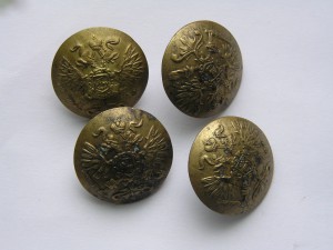 4 пуговицы.
