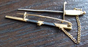 Жетон-брошь в виде морского кортика.