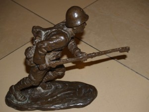 Скульптурная композиция "Советский солдат в атаке". СССР.