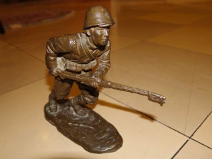 Скульптурная композиция "Советский солдат в атаке". СССР.