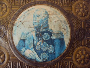 ЖЕСТЯННАЯ КОРОБОЧКА С РИСУНКАМИ ВОЙНЫ 1812г