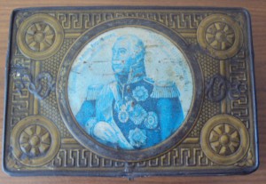 ЖЕСТЯННАЯ КОРОБОЧКА С РИСУНКАМИ ВОЙНЫ 1812г