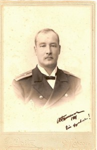 Морской офицер со знаком морской академии