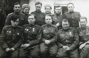 Кузнецов "Медведь и грибники" высота 33см