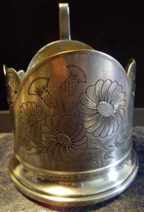 подстаканник серебрянный . штихельный рисункок.