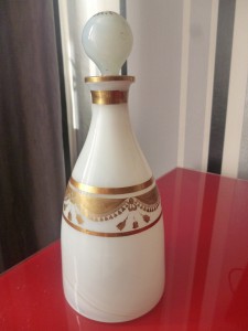 Красивый графин из молочного стекла