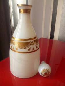 Красивый графин из молочного стекла