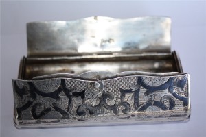 Табакерка  двустворчатая , чернь , 84 пр.