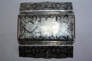 Табакерка  двустворчатая , чернь , 84 пр.