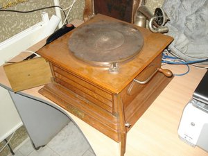 Граммофон кабинетный.