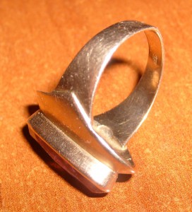 Золотой женский перстень с камнем проба 583