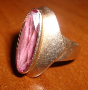 Золотой женский перстень с камнем проба 583