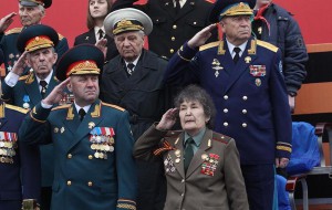Просто пипец! Ряженая женщина -генерал на трибуне  у Кремля!